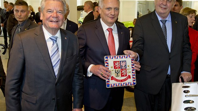 Nmeck prezident Joachim Gauck a esk hlava sttu Milo Zeman na nvtv mladoboleslavsk automobilky koda Auto (7. kvtna 2014)