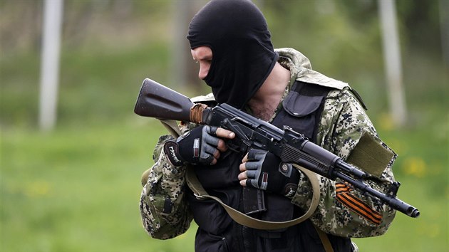 Proruští ozbrojenci se "zdobí" oranžovočernou svatojiřskou stuhou (2. května 2014).