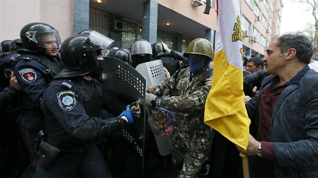 Ukrajinské bezpenostní sloky blokují vstup proruským stoupencm do budovy...