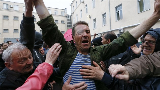 Dav shromážděný před oděskou policejní stanicí vítá propuštěného stoupence Moskvy. V policejní cele skončil po krvavých pátečních nepokojích (4. května 2014).