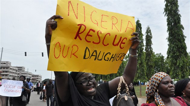 Pbuzn unesench kolaek protestuj v nigerijsk metropoli Abuja a daj vldu o jejich osvobozen (29. dubna 2014).
