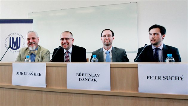Masarykova univerzita v Brn jako jedna z vysokch kol nabdla profesoru Zubovovi msto po jeho proputn v Sttnm institutu mezinrodnch vztah v Moskv (9. kvtna 2014).
