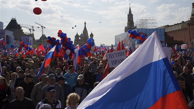 Na prvomájové demonstraci na moskevském Rudém náměstí se sešlo asi sto tisíc lidí. Někteří nesli i plakáty na podporu prezidenta Vladimira Putina. (1. května 2014)