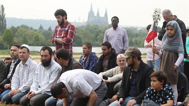 Muslimové se rozhodli na protest proti policejnímu zásahu v Islámské nadaci v Praze pomodlit pod širým nebem poblíž ministerstva vnitra na Letné. Nelíbí se jim použití síly a načasování zatýkací akce, která je údajně poškodila. (2. května 2014)