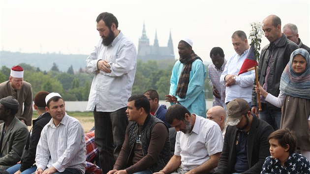 Muslimov se rozhodli na protest proti policejnmu zsahu v Islmsk nadaci v Praze pomodlit pod irm nebem pobl ministerstva vnitra na Letn. Nelb se jim pouit sly a naasovn zatkac akce, kter je dajn pokodila. (2. kvtna 2014)