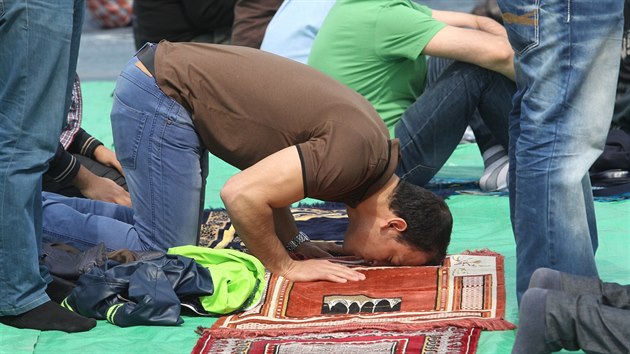 Muslimov se rozhodli na protest proti policejnmu zsahu v Islmsk nadaci v Praze pomodlit pod irm nebem pobl ministerstva vnitra na Letn. Nelb se jim pouit sly a naasovn zatkac akce, kter je dajn pokodila. (2. kvtna 2014)