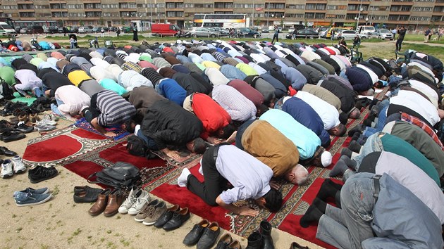 Muslimov se rozhodli na protest proti policejnmu zsahu v Islmsk nadaci v Praze pomodlit pod irm nebem pobl ministerstva vnitra na Letn. Nelb se jim pouit sly a naasovn zatkac akce, kter je dajn pokodila. (2. kvtna 2014)