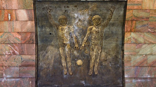 AND�L. Celou stanici (d��ve Moskevsk�) i s v�tvarn�mi d�ly vyprojektovali nezn�m� sov�t�t� auto�i. �echoslov�ci na opl�tku stav�li stanici Pra�sk� v moskevsk� podzemce. St�ny n�stupi�t� dodnes zdob� osm bronzov�ch reli�f� s t�matikou dob�v�n� kosmu, sv�tov�ho m�ru nebo �eskoslovensko-sov�tsk�ho p��telstv�.