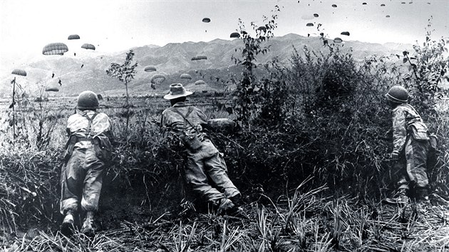 Vojáci sledují francouské parašutisty při výsadku v bitvě u Dien Bien Phu.