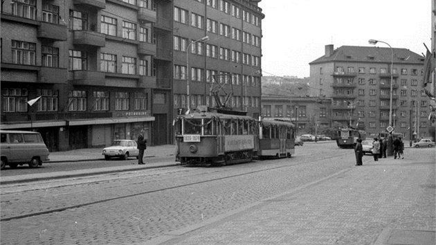 Snímek z rozlukového prvodu starých tramvajových voz dne 9. kvtna 1974.