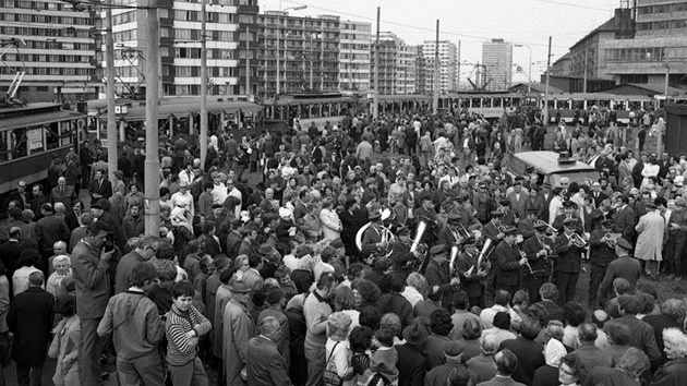 Snímek z rozlukového prvodu starých tramvajových voz dne 9. kvtna 1974.