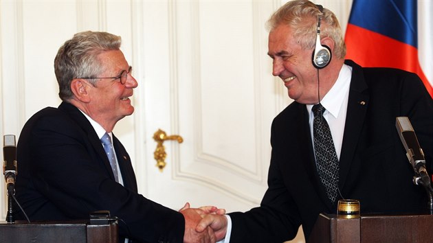 Nmeck prezident Joachim Gauck se svm protjkem Miloem Zemanem v zvru spolenho brfinku (5. kvtna 2014)