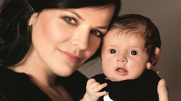 Zpvaka Marta Jandov s dcerou Marukou, kter se narodila v srpnu 2013.