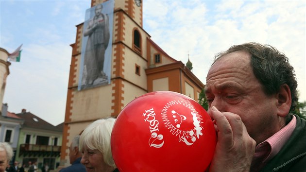 Putler na kostele v Sokolov na Starm nmst, kde slav komunist 1.Mj.