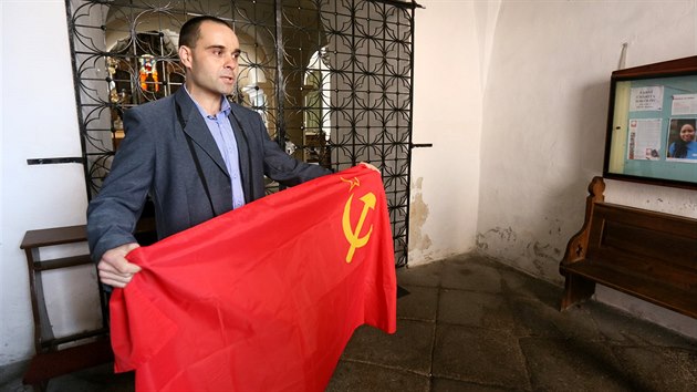 Putler na kostele v Sokolov na Starm nmst, kde slav komunist 1.Mj. Josef vancbek na protest v kostele tak rozvinul vlajku SSSR a provolal "Slava Rasiji, Slava Putinu".