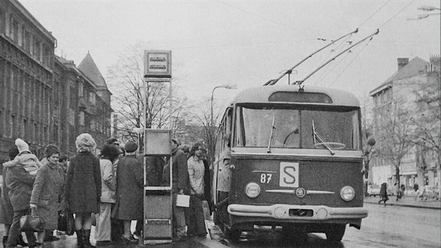Zastávka Centrál na třídě Karla IV. s vozem Škoda 9Tr2 č. 87 (fotografie z knihy Historie městské dopravy v Hradci Králové 1928-2013)