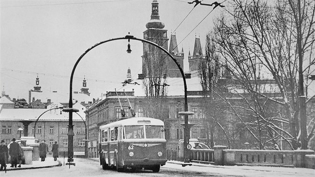 Zimn pohlednice Praskho mostu z pelomu 50. a 60. let s projdjcm trolejbusem (z knihy Historie mstsk dopravy v Hradci Krlov 1928-2013)