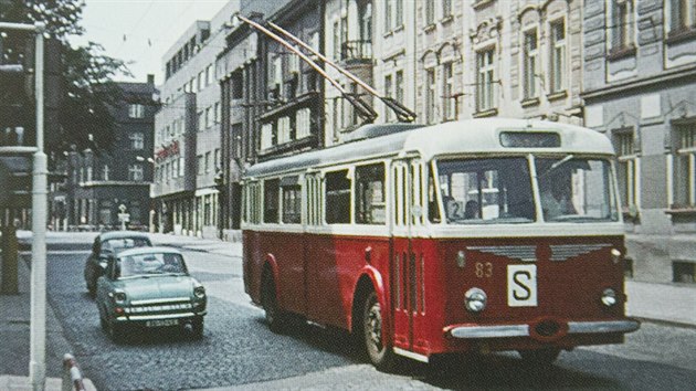 Trolejbus Škoda 8Tr11 č. 83 odbočuje u Adalbertina do Divišovy ulice v roce 1971 (z knihy Historie městské dopravy v Hradci Králové 1928-2013)