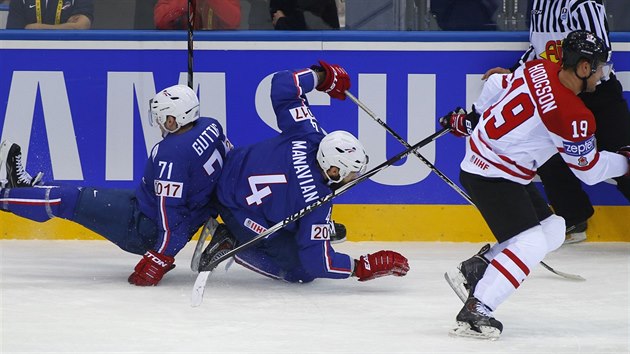 FRANCOUZI NARAZILI. Kanaan Cody Hodgson unik po srce dvou francouzskch hokejist.