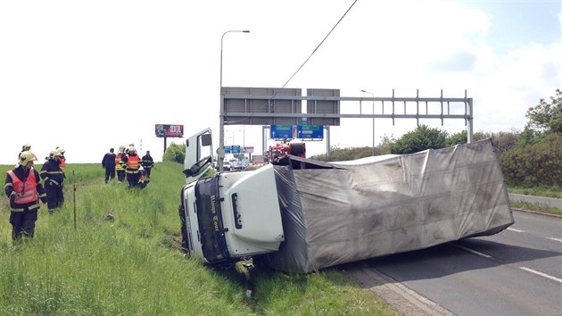 Na Barrandov se pevrtil nklak. idi nedobrzdil ped kiovatkou a strhnul vozidlo do pkopu (5. kvtna 2014).