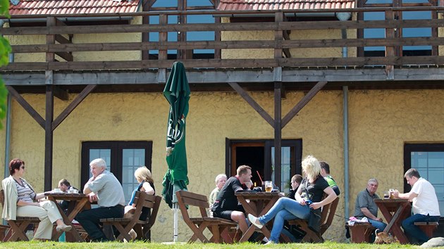 Po vleklch potch s konkurzem a vce ne roce mimo provoz zaala 1. kvtna znovu fungovat restaurace na bval Farm Bolka Polvky v Olanech na Vykovsku. Provozuje ji hotelir Frantiek Dvok.