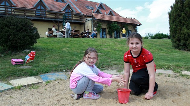 Po vleklch potch s konkurzem a vce ne roce mimo provoz zaala 1. kvtna znovu fungovat restaurace na bval Farm Bolka Polvky v Olanech na Vykovsku. Provozuje ji hotelir Frantiek Dvok.