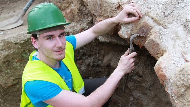 Na opravovanm Zelnm trhu pracuj archeologov. Zkoumat ho budou pravdpodobn do konce kvtna. U nali napklad historick sklpky trhovc, kus stedovk lahve, prstnek i hebnek. Ve ze 13. a 14. stolet.