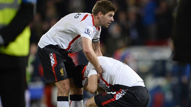 Liverpoolský kapitán Steven Gerrard (vlevo) utěšuje Luise Suáreze po zápase na Crystalu Palace, kde Liverpool v posledních minutách ztratil vedení 3:0.