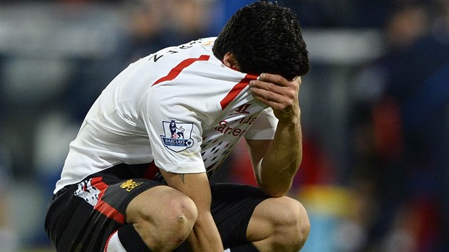 Liverpoolský útočník Luis Suarez pláče po zápase na Crystalu Palace, kde jeho tým  v posledních minutách ztratil vedení 3:0.