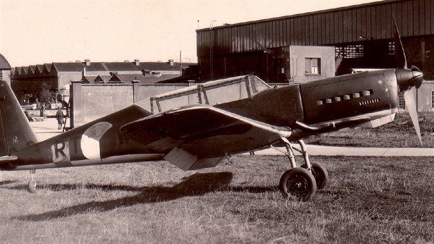 Povstalecké Arado Ar 396 s nouzově namalovanými československými znaky přes německé kříže. Areál Avie s továrním letištěm.