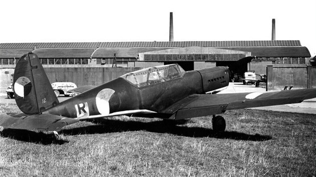 Povstalecké Arado Ar 396 s nouzově namalovanými československými znaky přes německé kříže, výr. č. 460042, kód RT+WL. Areál Avie s továrním letištěm.