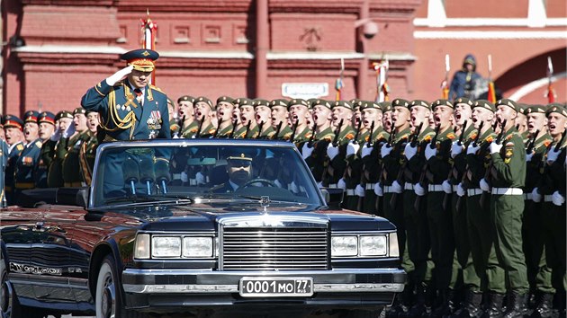 Po Rudm nmst se projel ministr obrany Sergej ojgu. (9. kvtna 2014)