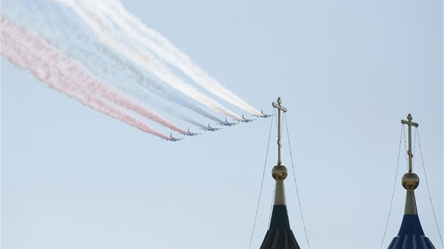 Putinovo letectvo vytvoilo nad Moskvou ruskou trikoloru. (9. kvtna 2014)