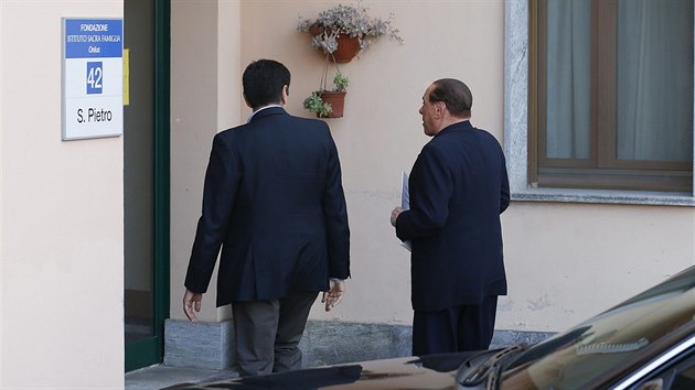 Bval italsk premir Silvio Berlusconi pijel do Cesano Boscone (9. kvtna 2014).