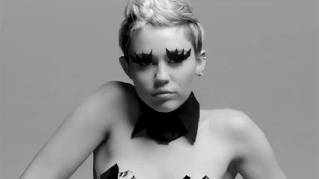 Miley Cyrusov ve videu Tongue Tied
