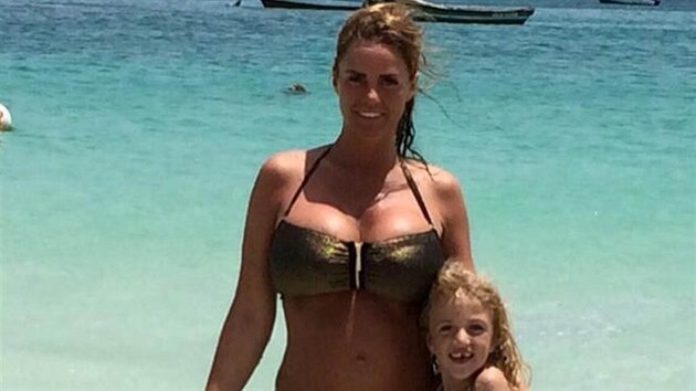 Katie Price s dcerou na dovolené, kde zjistila, že je těhotná.
