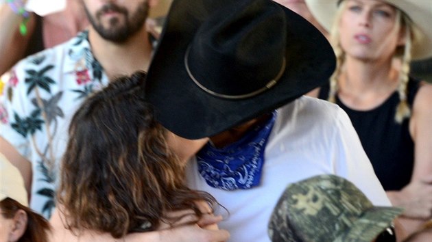 Mila Kunisov a Ashton Kutcher na country festivalu