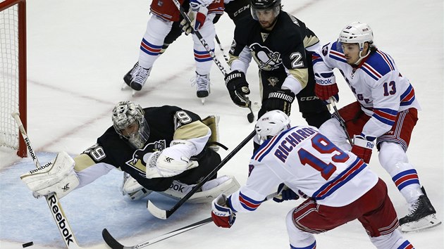 Brank Pittsburghu Marc-Andre Fleury likviduje anci Brada Richardse z New York Rangers. 