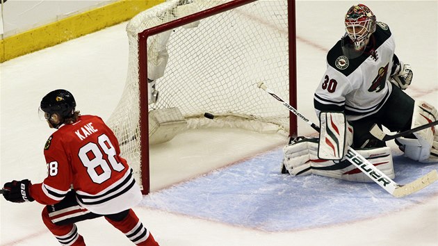 Patrick Kane z Chicaga prv pekonal branke Minnesoty Ilju Bryzgalova. 