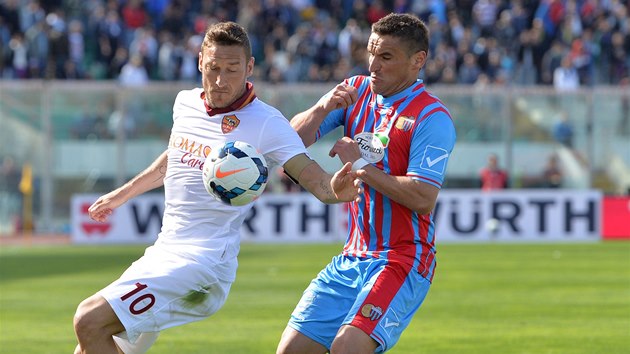 Francesco Totti z AS m dr m, atakuje ho Gonzalo Bergessio z Catanie. 