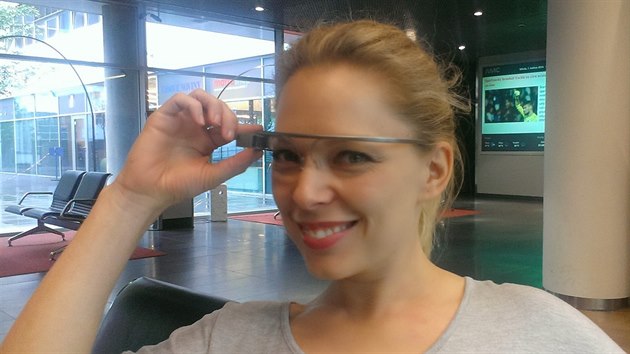 Moderátorka Martina Hřebíková z Óčka měla z Google Glass radost, a to ještě ani nevyzkoušela přehrávání hudby na přání.