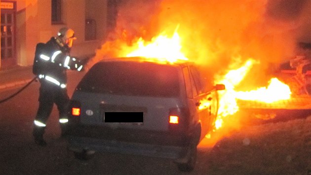 Od hořícího Audi se oheň přenesl i na vedle zaparkované druhé auto.
