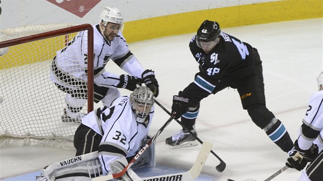 Tom Hertl ze San Jose v anci ped brankem  Jonathanem Quickem z Los Angeles.