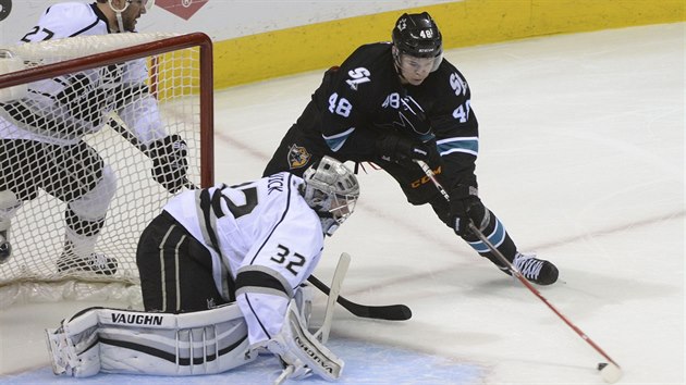 Tom Hertl ze San Jose v anci ped brankem  Jonathanem Quickem z Los Angeles.