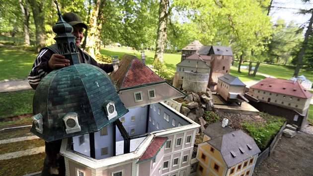 Josef Kusík při manipulaci se střechou bečovského zámku. Jeho model nyní v mariánskolázeňském parku Boheminium doplnila i zmenšenina hradu.