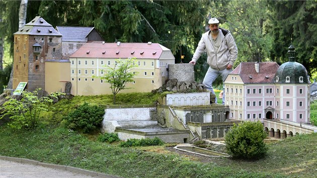 Radek Mika z parku Boheminium stojí u modelu kompletního bečovského areálu. Už dříve instalovanou  zmenšeninu zámku nyní doplnil i model hradu.