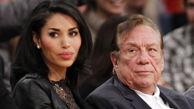 Donald Sterling, majitel basketbalových La Clippers, a jeho partnerka V.