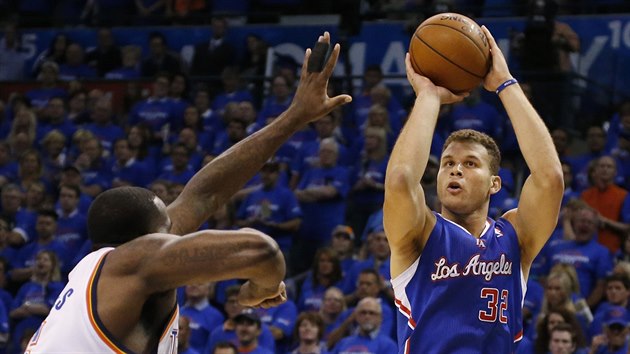 Blake Griffin (vpravo) z LA Clippers zakonuje na ko Oklahoma City,  Kendrick Perkins se mu stelu pokou zkomplikovat.