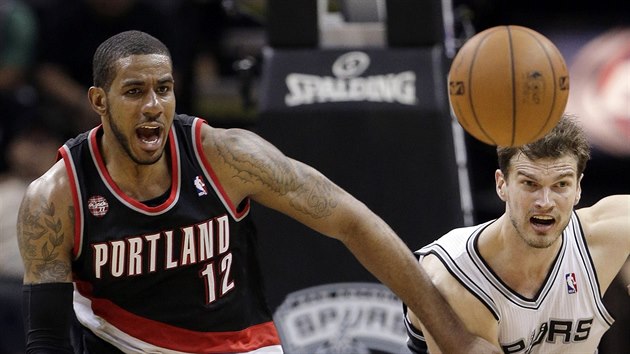 LaMarcus Aldridge (vlevo) z Portlandu a Tiago Splitter ze San Antonia sthaj m.