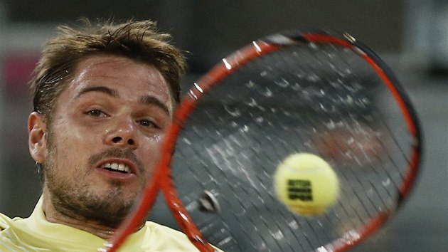 Stanislas Wawrinka elí na turnaji v Madridu Dominiku Thiemovi.